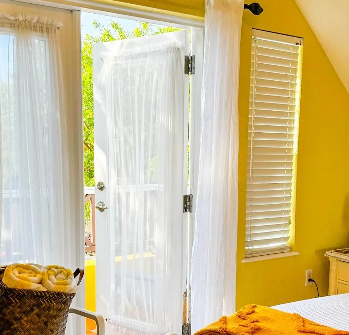 Shangri-La Boutique Bed & Breakfast West Bay 4*,  Cayman Adaları