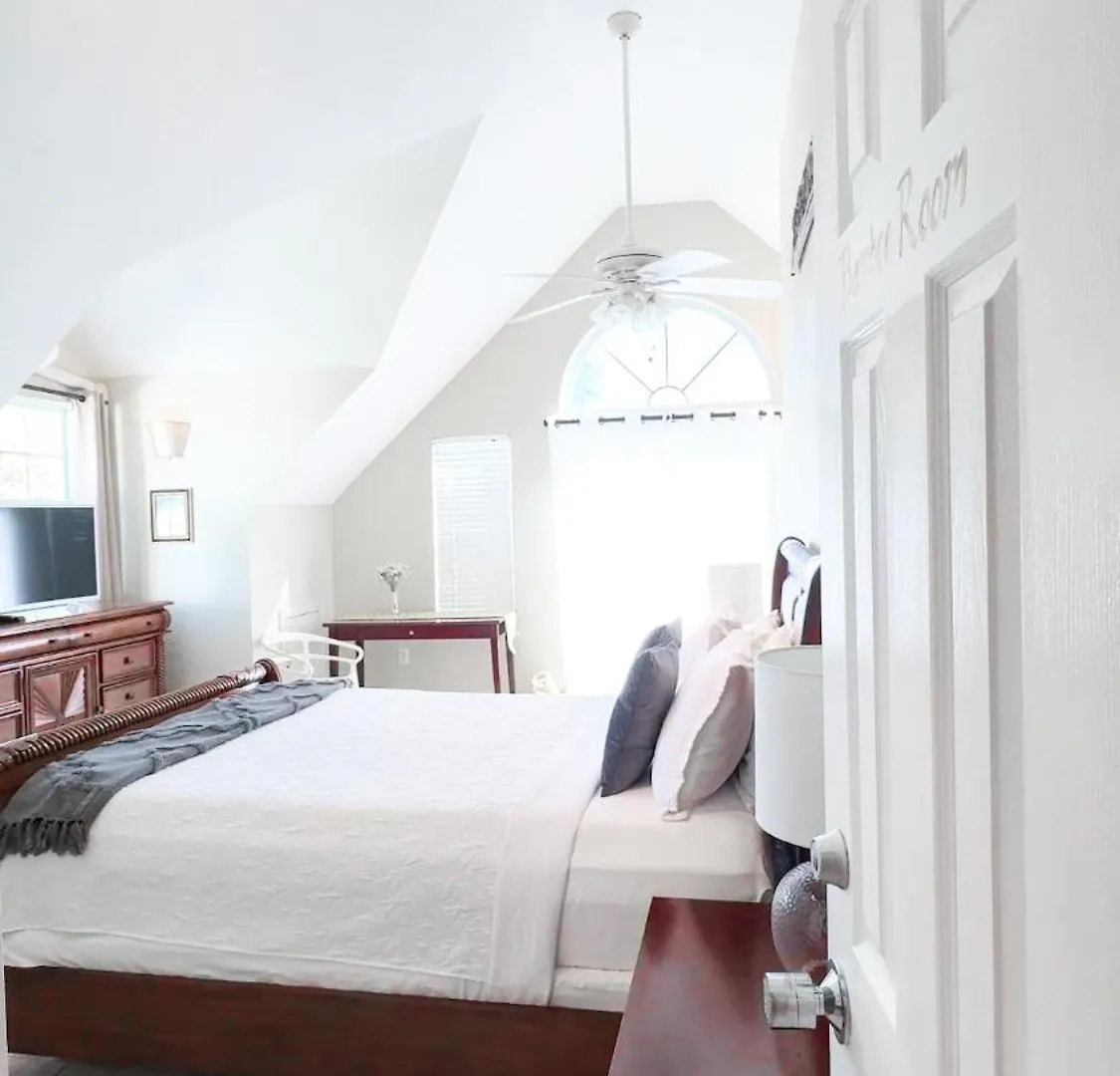 Shangri-La Boutique Bed & Breakfast West Bay