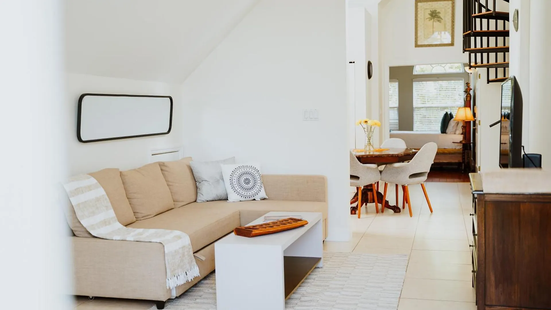 Shangri-La Boutique Bed & Breakfast West Bay