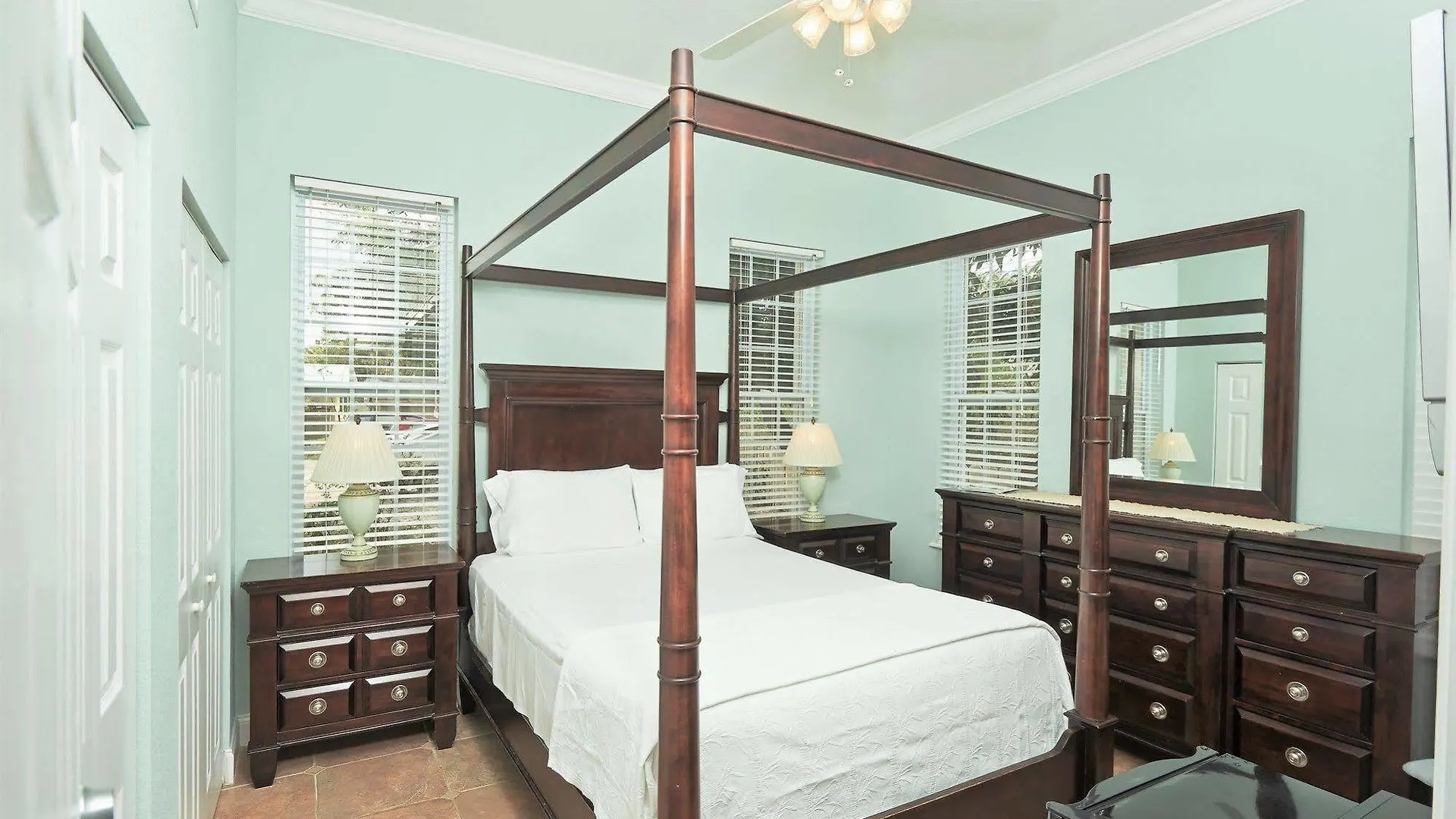 Shangri-La Boutique Bed & Breakfast West Bay 4*,