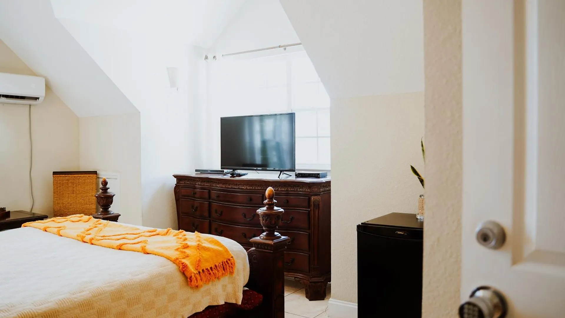 Shangri-La Boutique Bed & Breakfast 4*, West Bay Cayman Islands