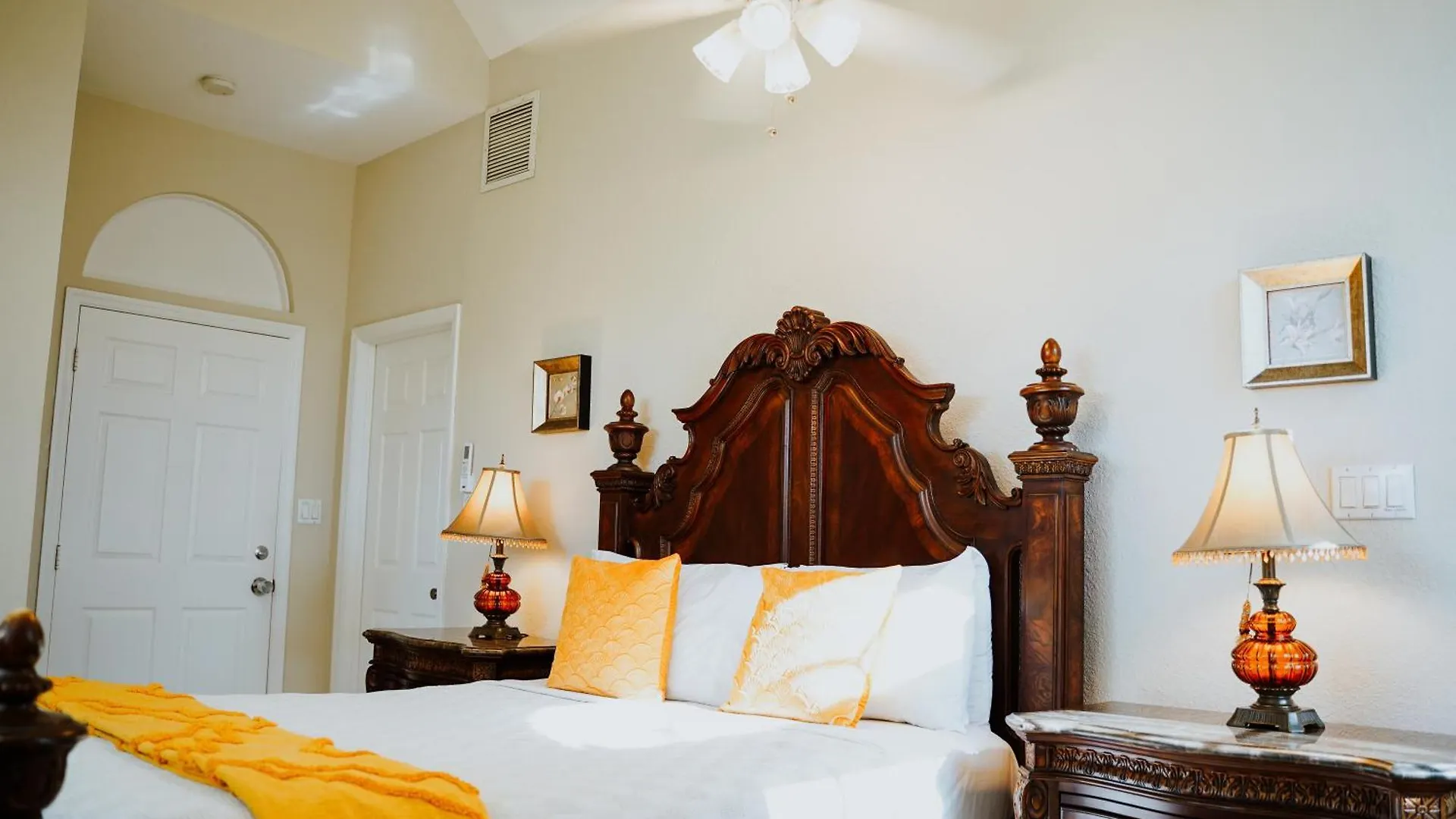 Shangri-La Boutique Bed & Breakfast  West Bay