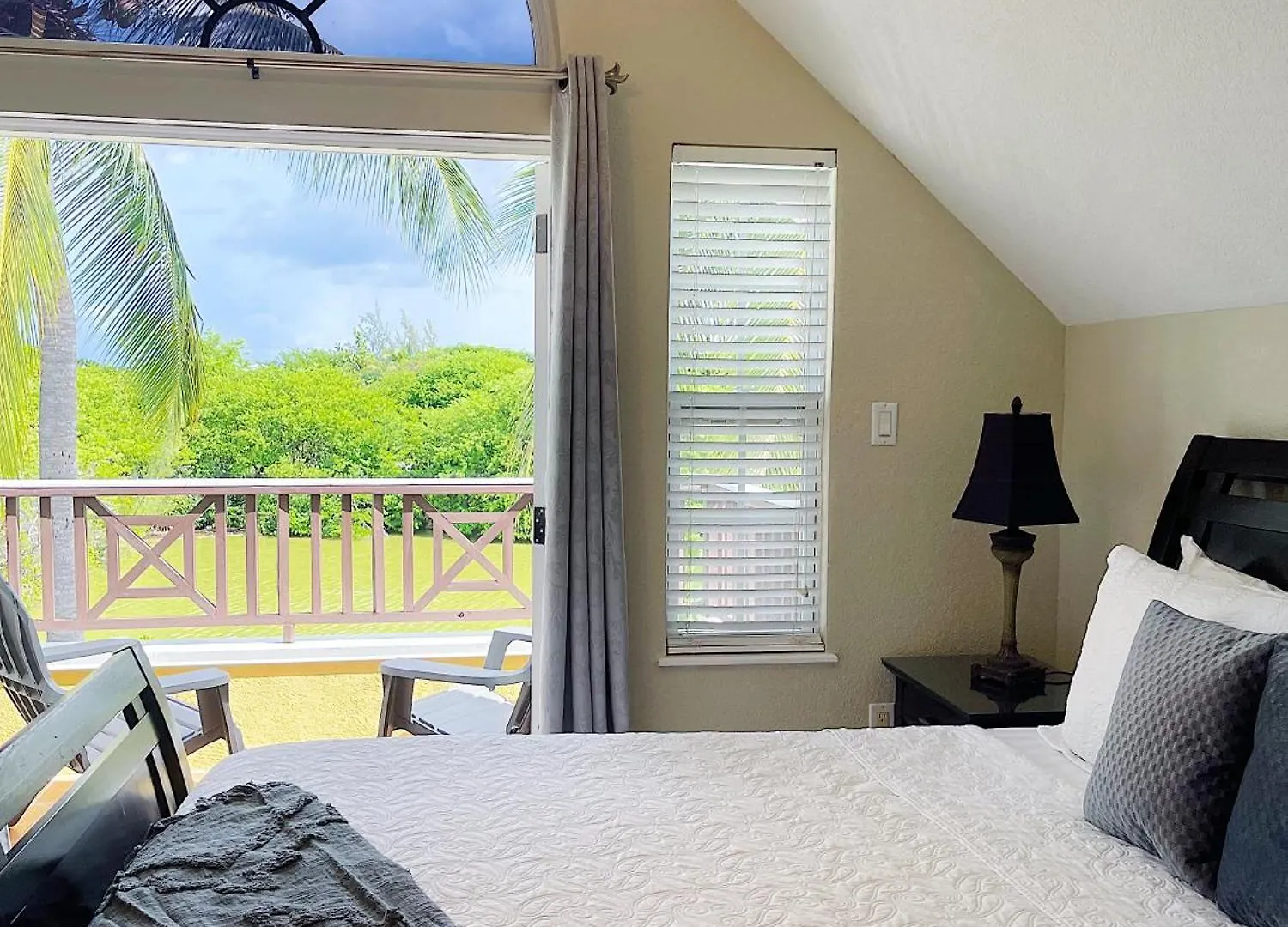 Shangri-La Boutique Bed & Breakfast  West Bay