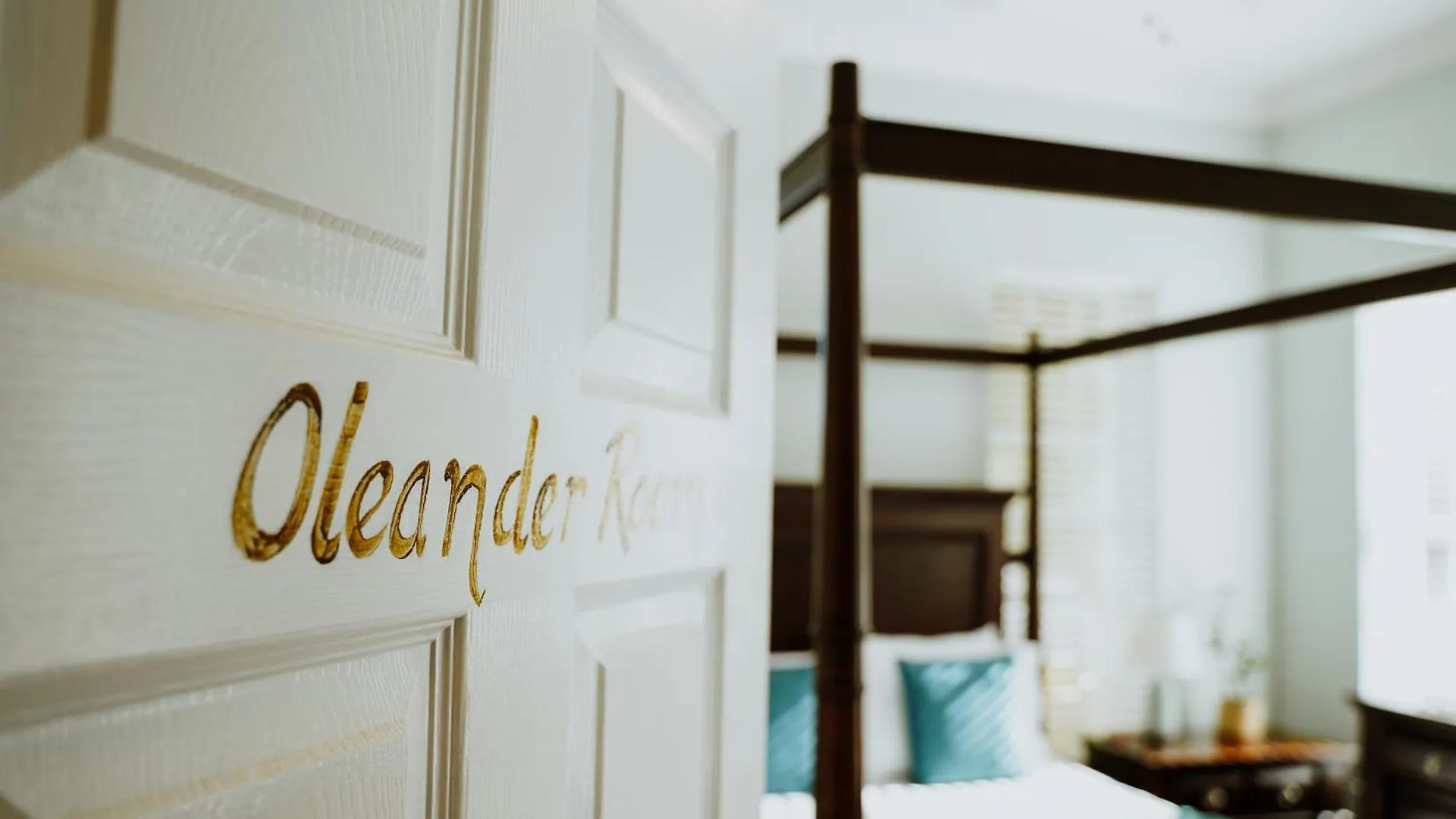 Shangri-La Boutique Bed & Breakfast 4*, West Bay