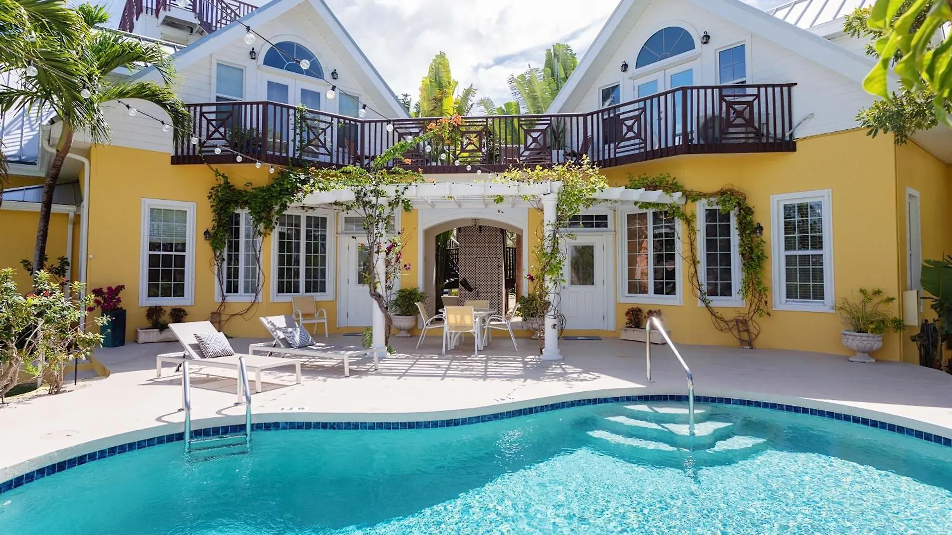 Shangri-La Boutique Bed & Breakfast West Bay