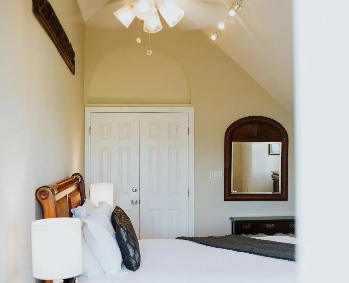 ****  Shangri-La Boutique Bed & Breakfast Cayman Islands