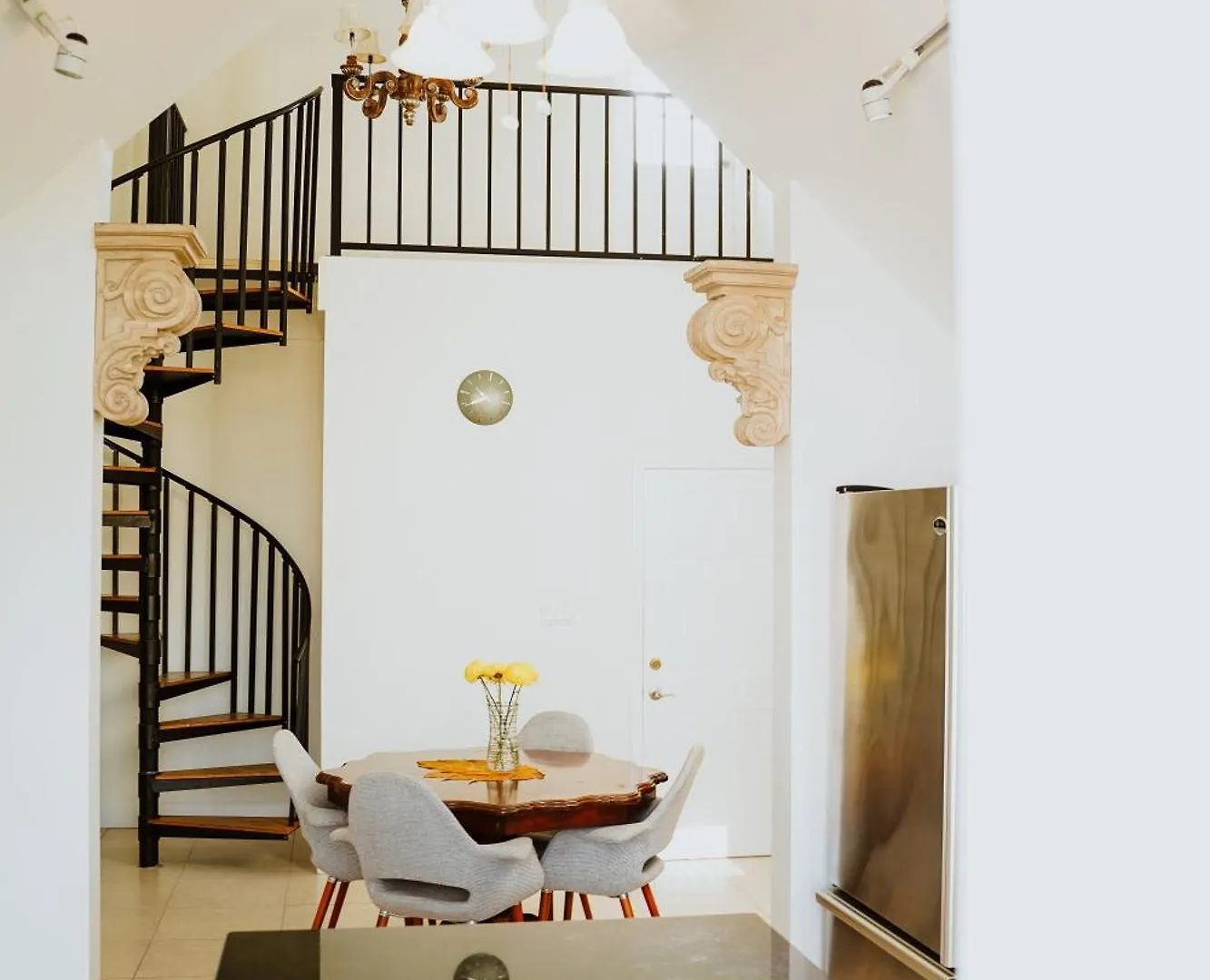 Shangri-La Boutique Bed & Breakfast  West Bay