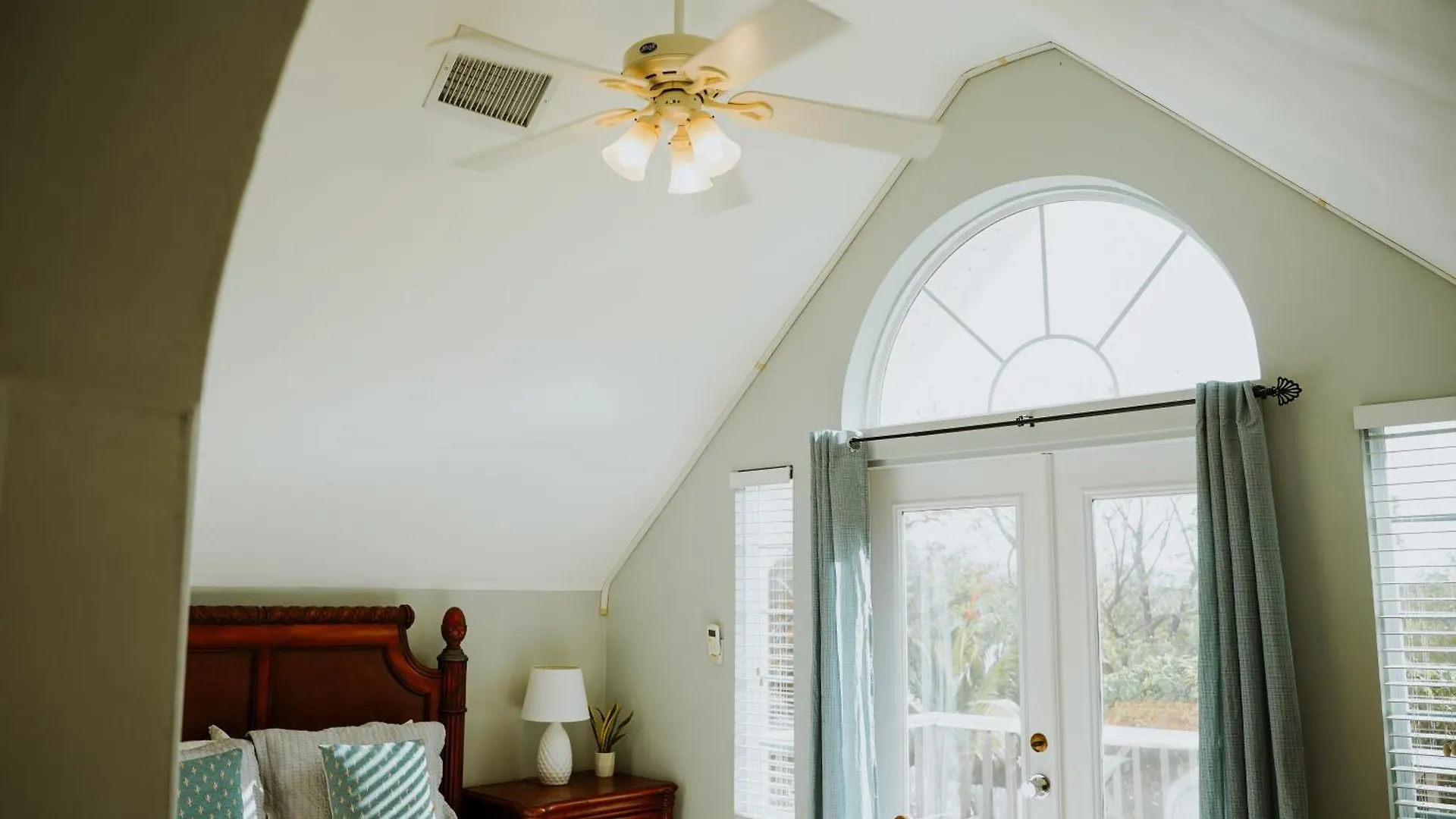 Shangri-La Boutique Bed & Breakfast 4*, West Bay Cayman Islands