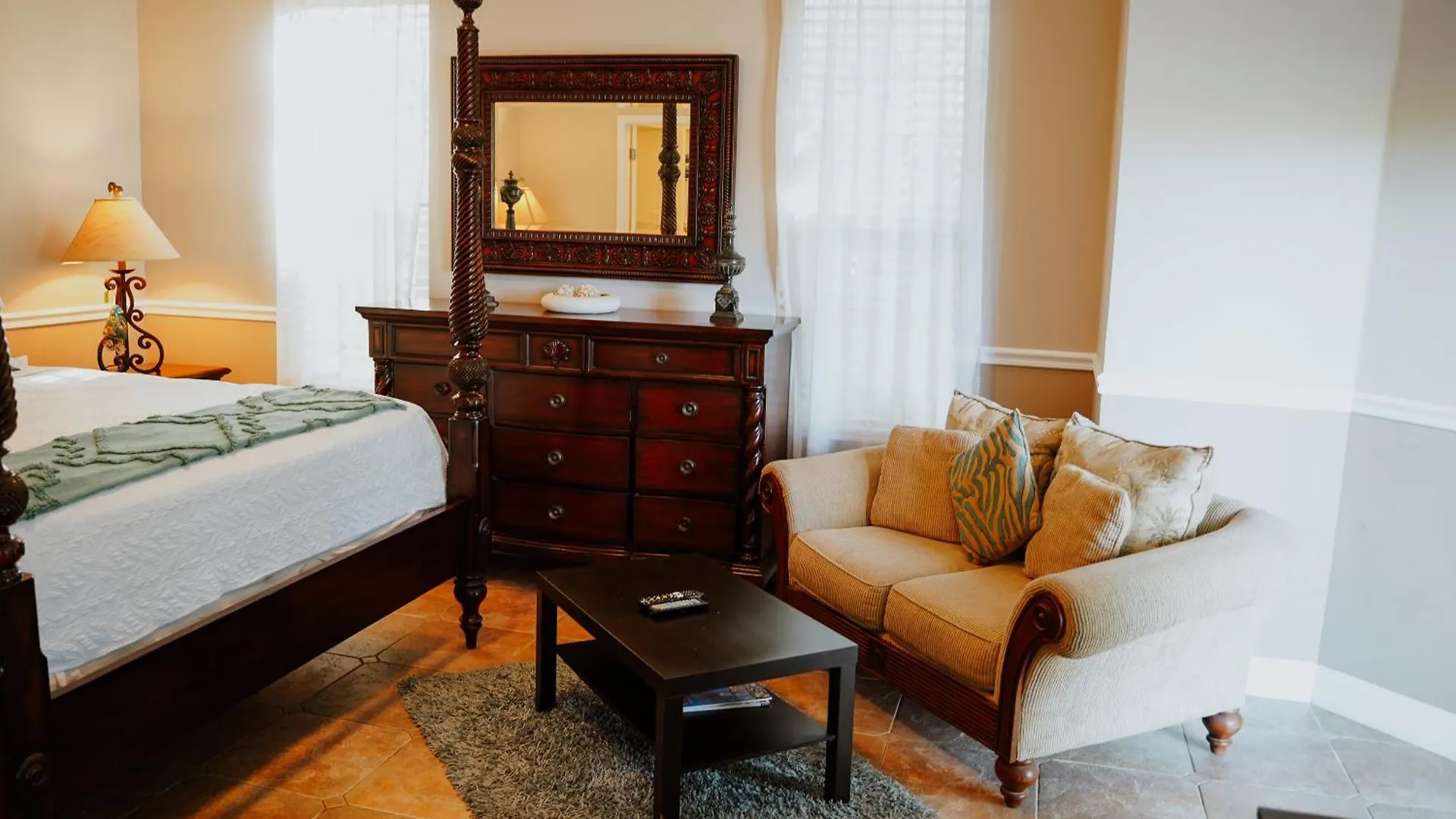 Shangri-La Boutique Bed & Breakfast  West Bay