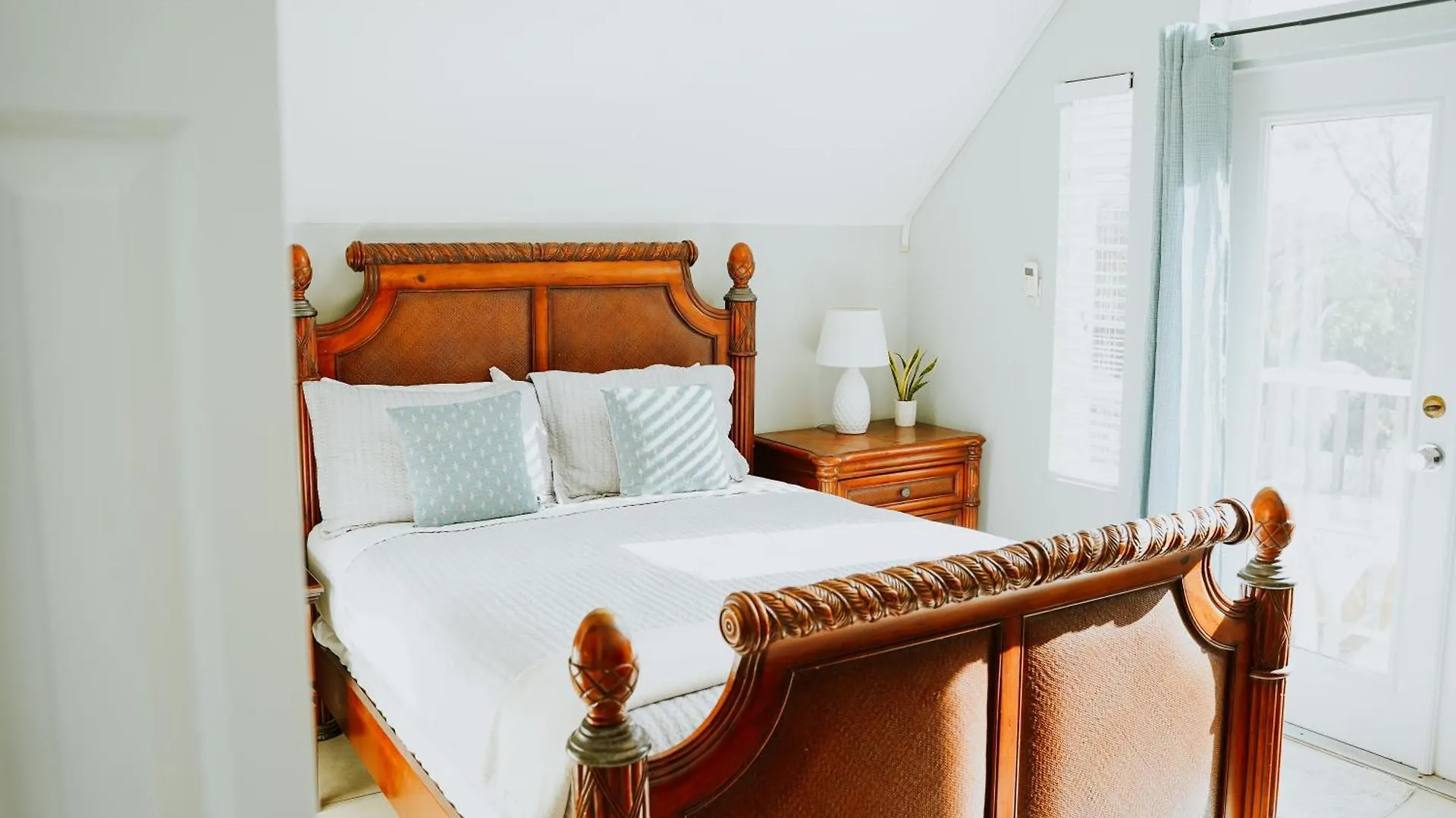 Shangri-La Boutique Bed & Breakfast 4*, West Bay