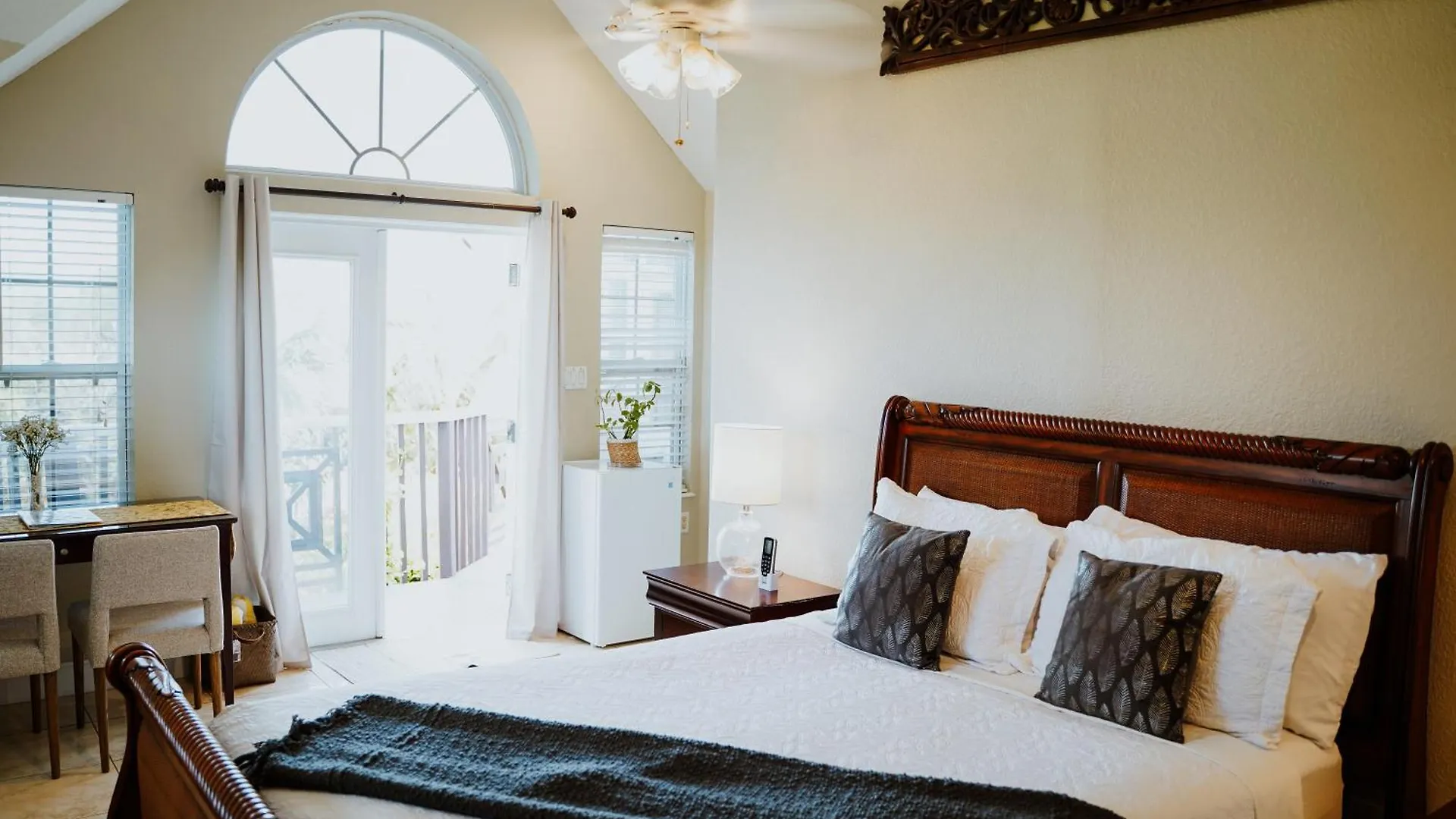 Shangri-La Boutique Bed & Breakfast 4*, West Bay