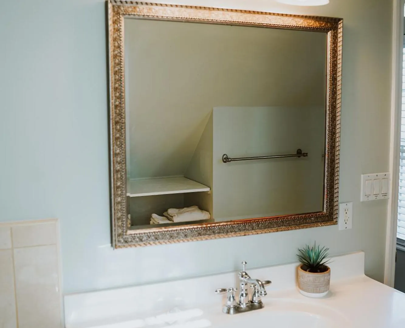 ****  Shangri-La Boutique Bed & Breakfast Cayman Islands