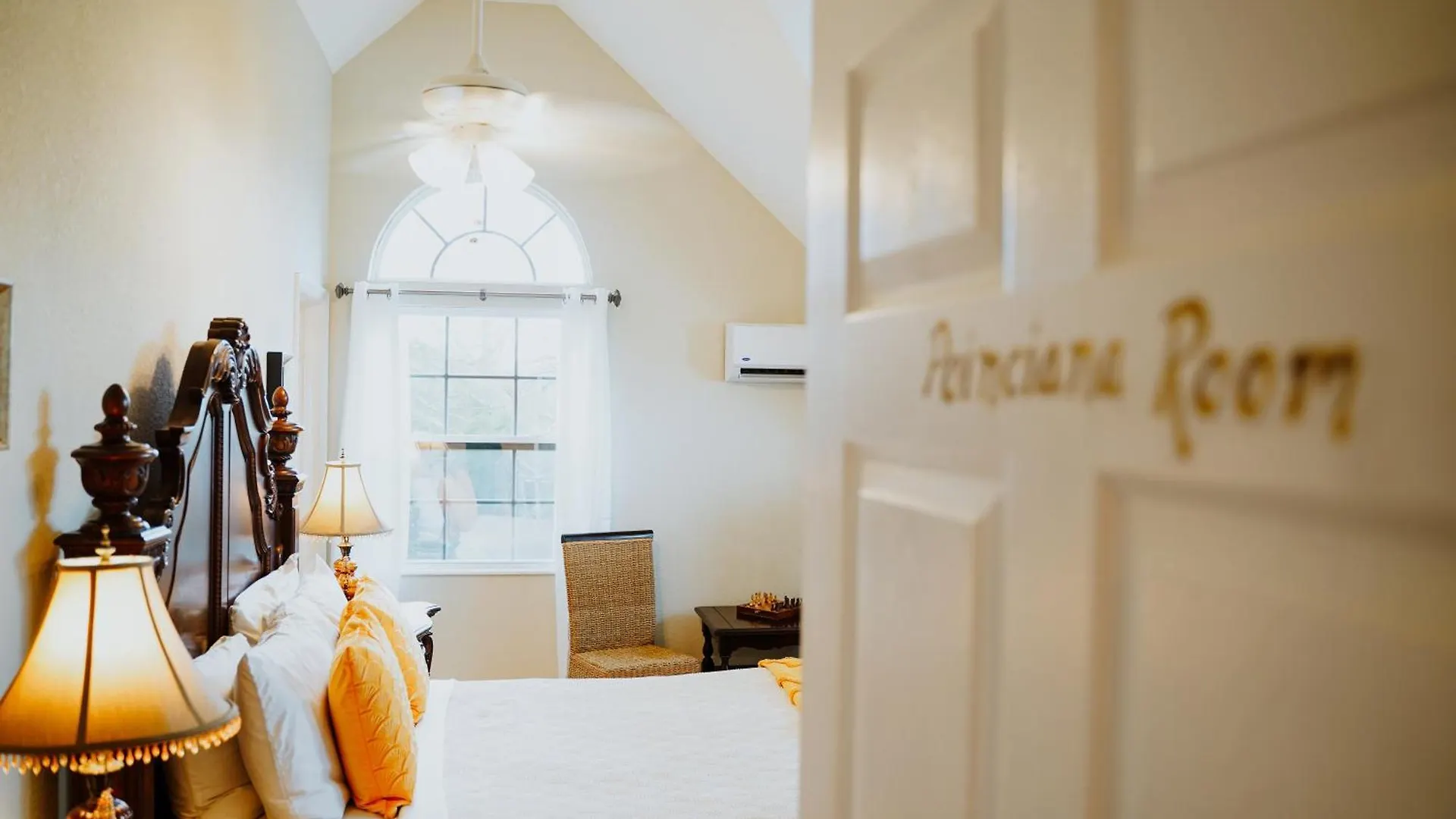 Shangri-La Boutique Bed & Breakfast  West Bay