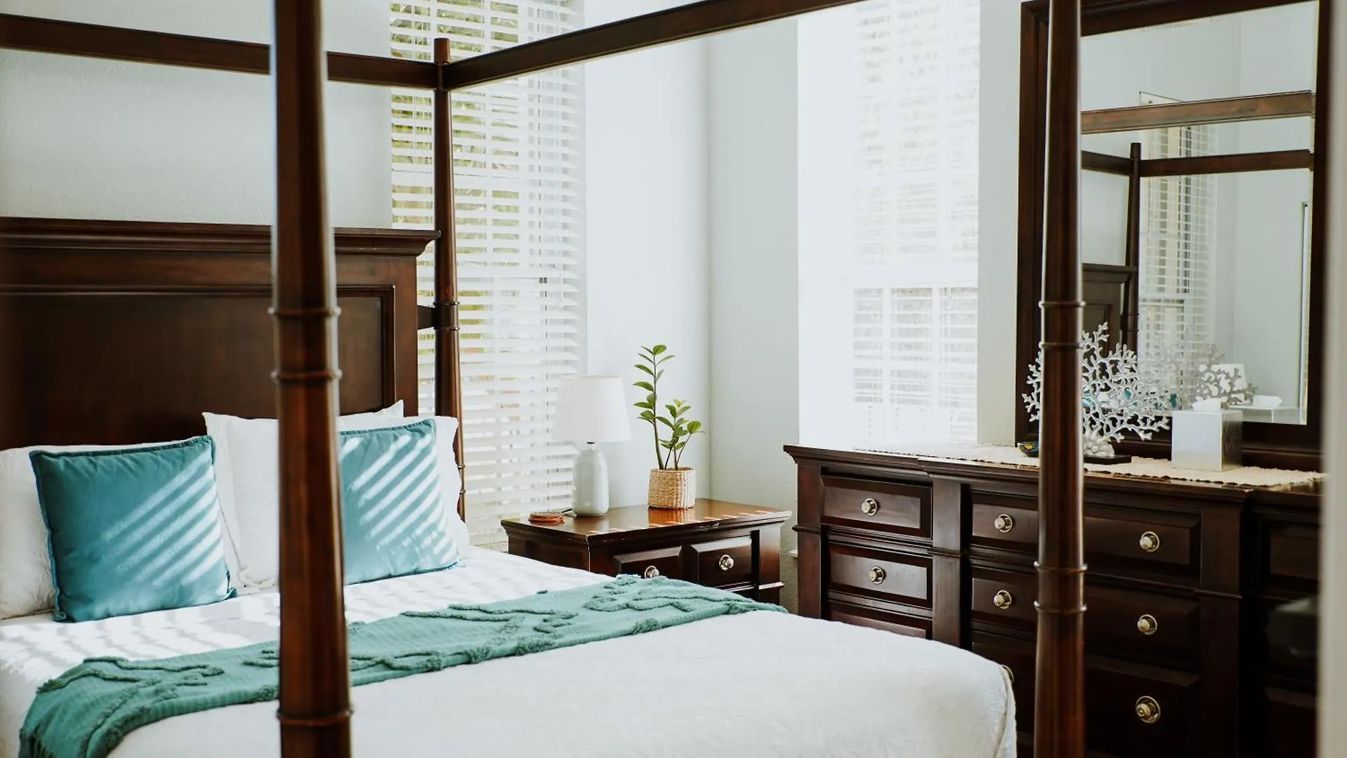 Shangri-La Boutique Bed & Breakfast West Bay 4*,