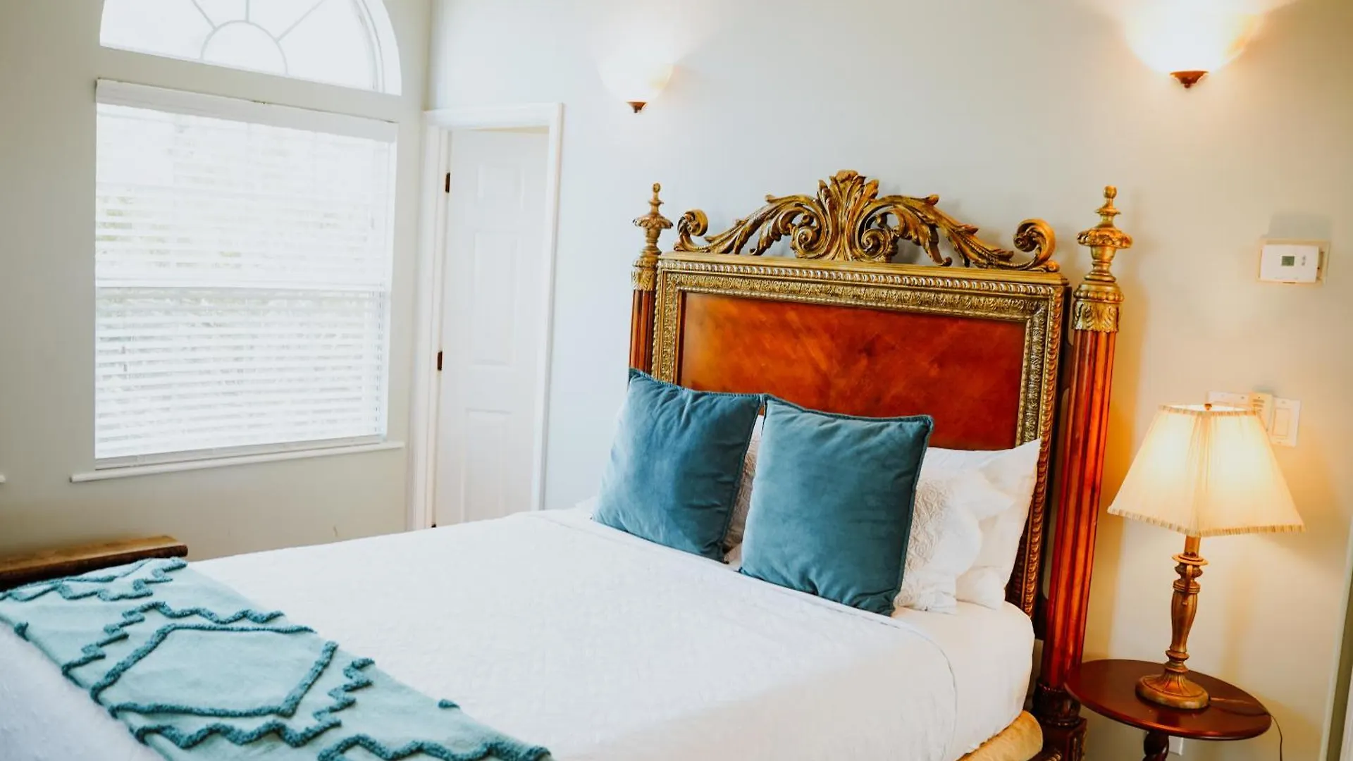 Shangri-La Boutique Bed & Breakfast West Bay