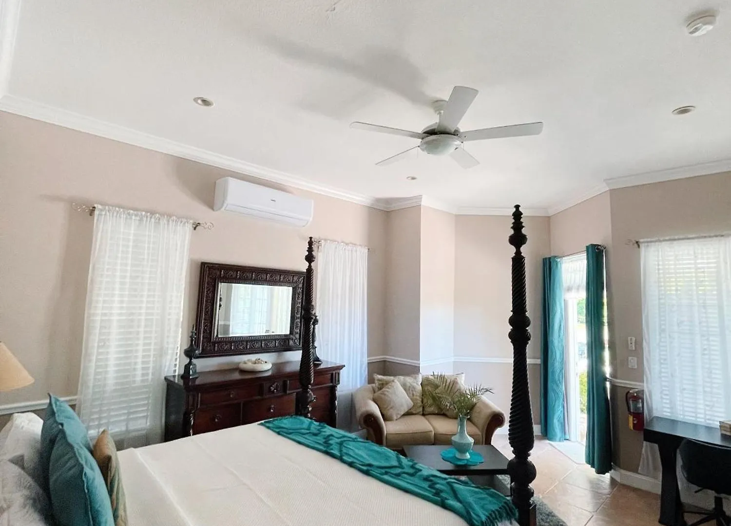 Shangri-La Boutique Bed & Breakfast West Bay