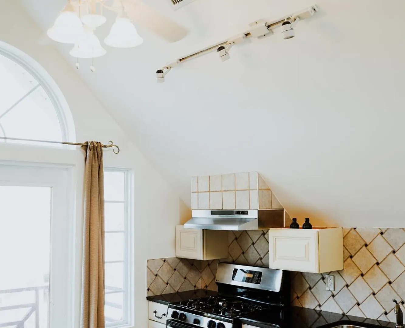 Shangri-La Boutique Bed & Breakfast West Bay