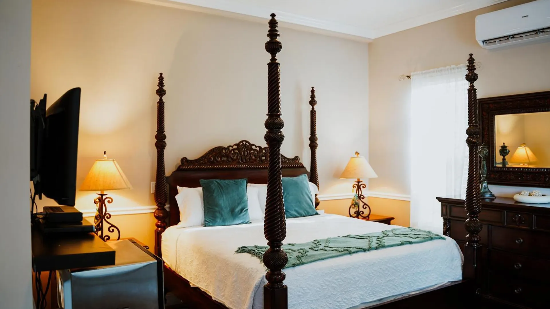 Shangri-La Boutique Bed & Breakfast West Bay