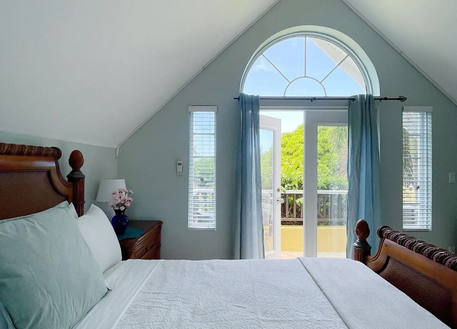 Shangri-La Boutique Bed & Breakfast West Bay