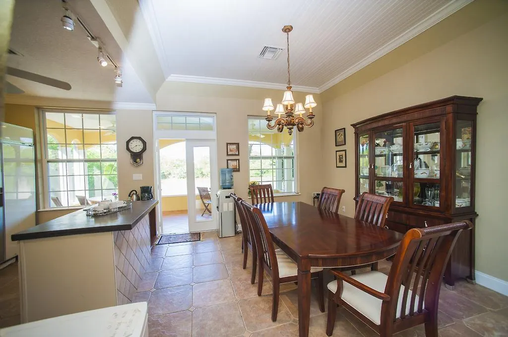 Shangri-La Boutique Bed & Breakfast West Bay